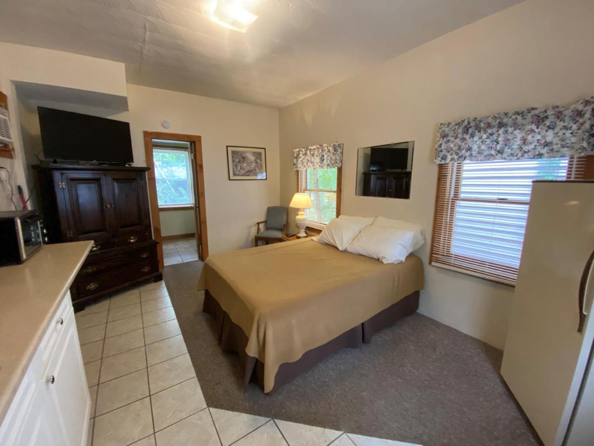 Boulders Resort Lake George Buitenkant foto
